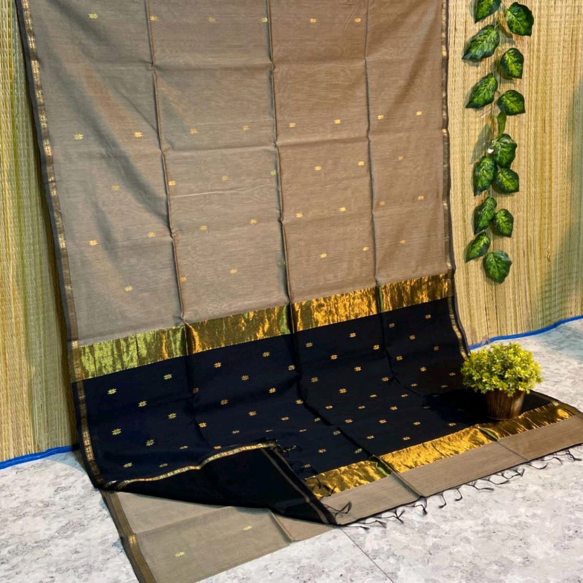 HOK4413- Maheshwari- Beige with Black