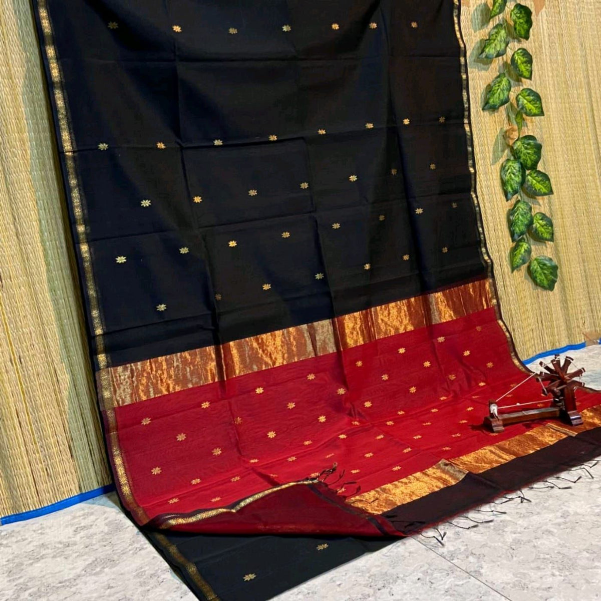 HOK4414- Maheshwari- Black with Red